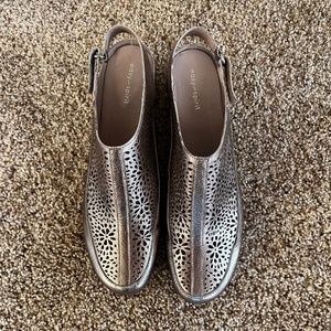 Easy Spirit mule style shoes are a women's size 9N  New condition